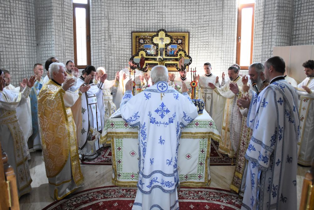 Prima Sfântă Liturghie oficiată în Biserica Mare a Mănăstirii Dobric