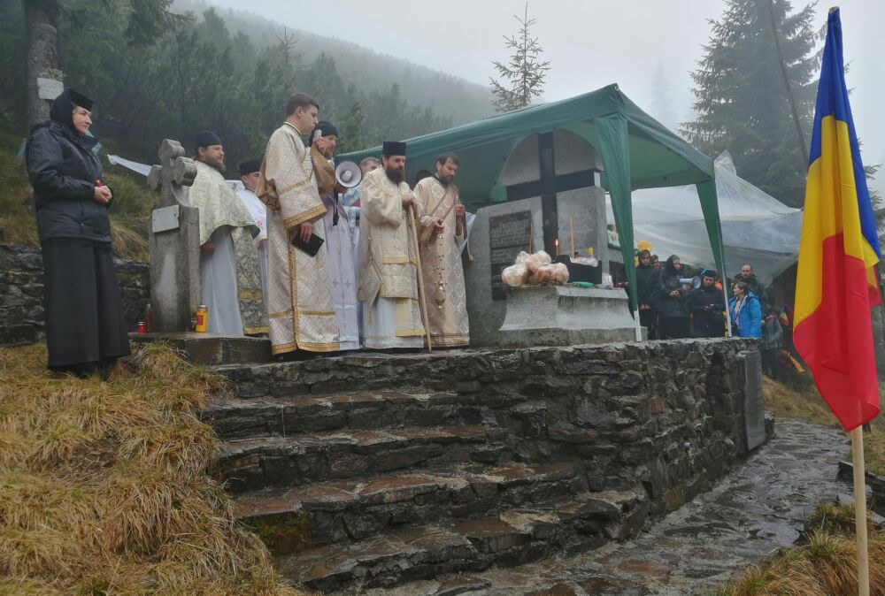 Eroii români, cinstiți la Monumentul de pe Vârful Grui, în prezența Preasfințitului Benedict Bistrițeanul