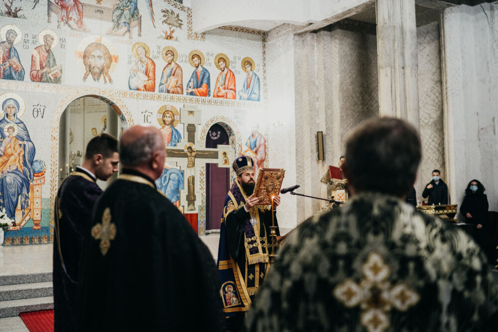 Sfânta Liturghie din Joia Mare și Denia celor 12 Evanghelii, oficiate de PS Benedict în Parohia „Sf. Ap. Petru și Pavel” din Mănăștur