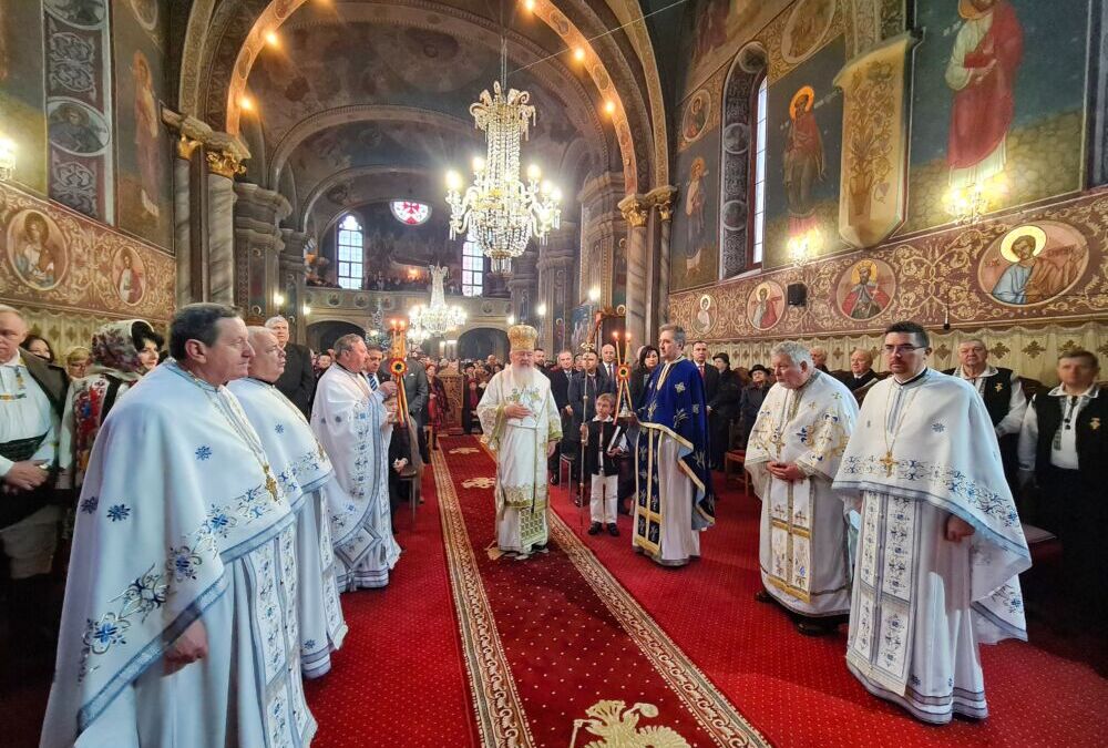 Binecuvântare arhierească pentru bistrițeni, în a doua zi de Crăciun, la Biserica de la Coroana