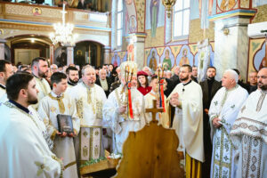 Liturghie arhierească la Biserica „Sfânta Cuvioasă Parascheva” din Chiuza și binecuvântarea casei parohiale